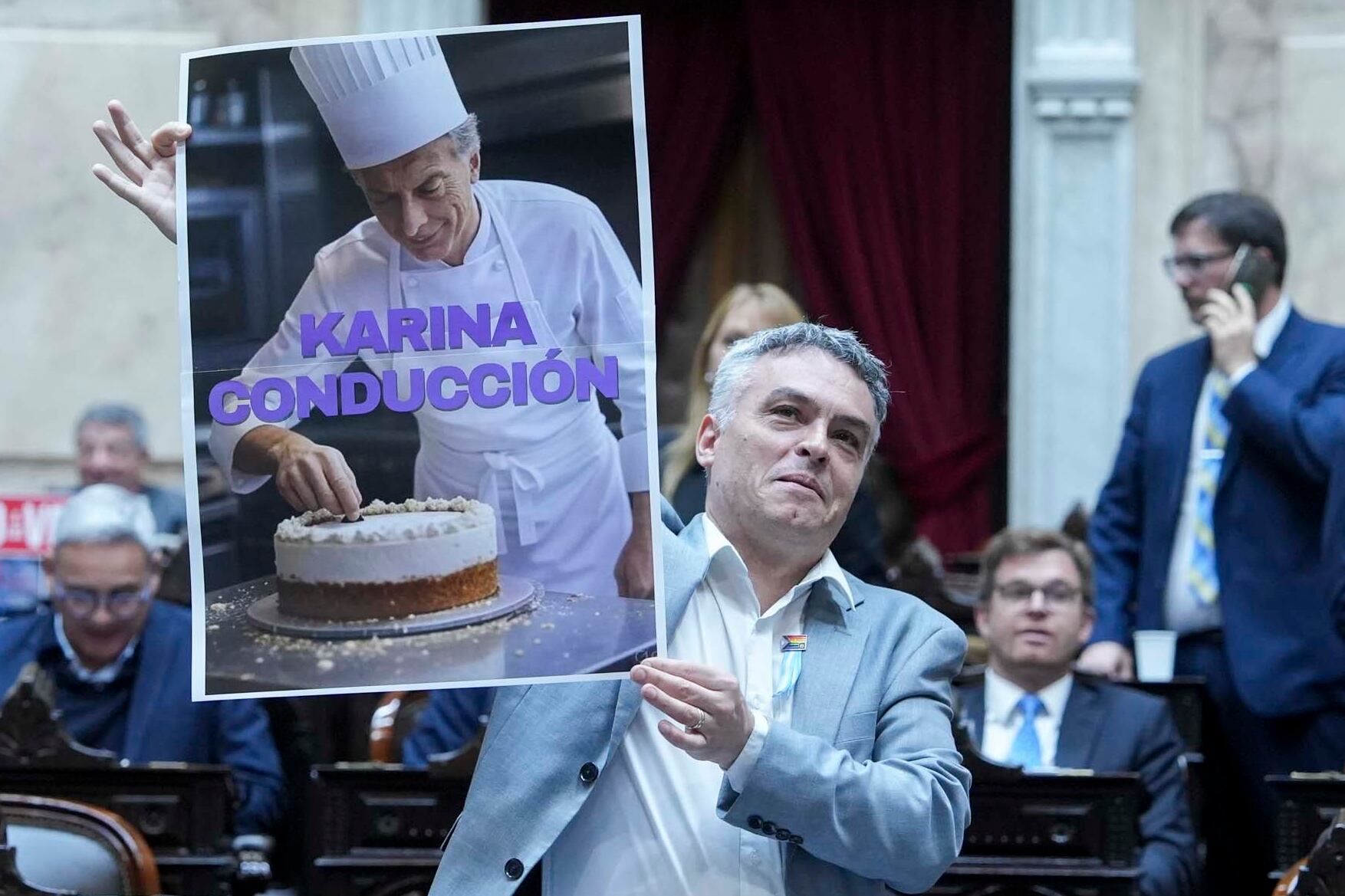 La foto que llevó Esteban Paulón al recinto tras la alianza entre los Macri y los Milei para la elección en la Ciudad