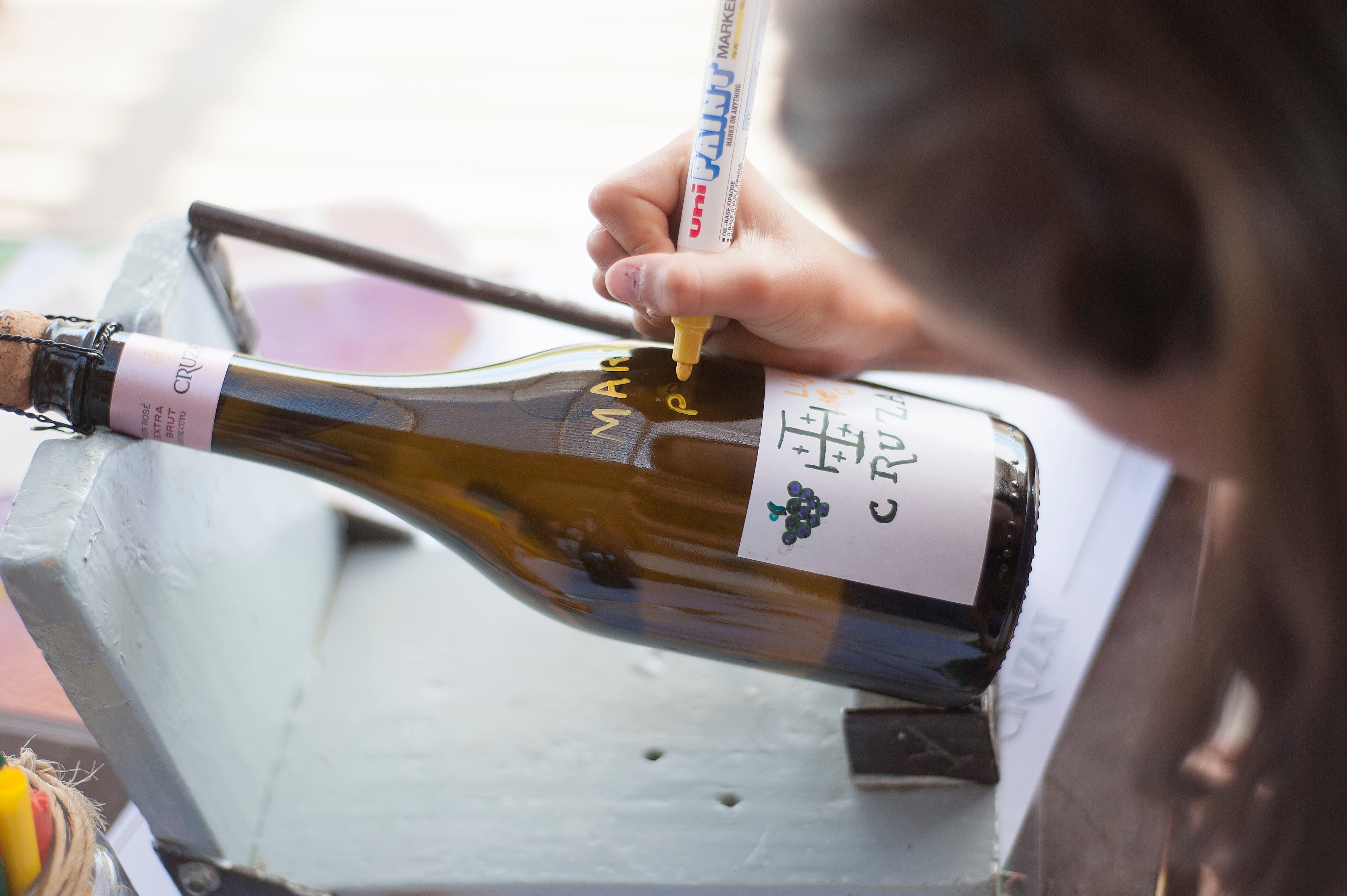 Los niños pueden pintar las etiquetas de los vinos que compren sus padres en Bodega Cruzat.