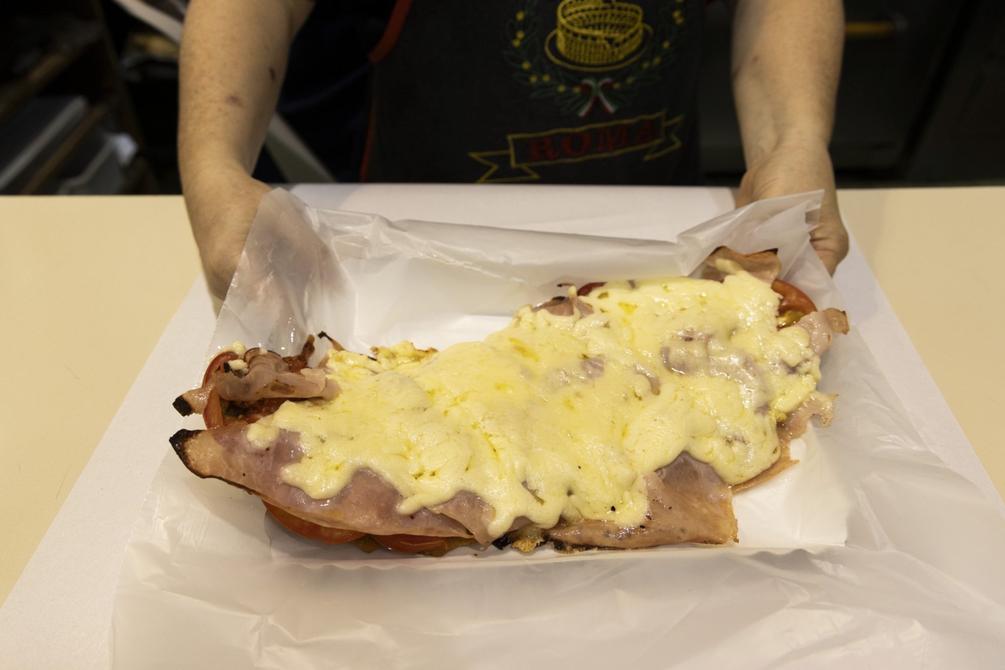 Milanesa a la napolitana, uno de los platos estrella de Rotiseria La Tana