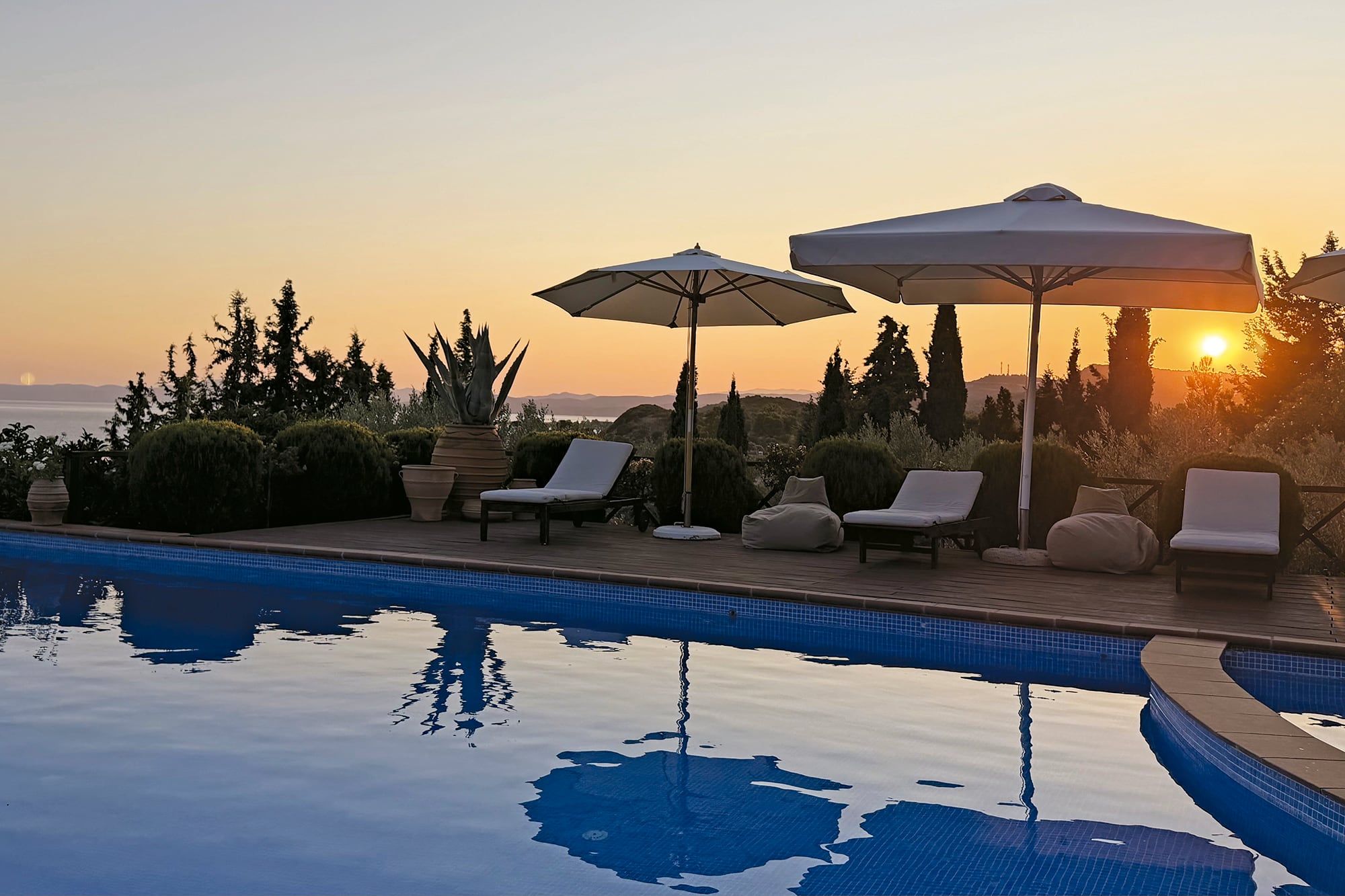 Una vista de la casa de los Arnopoulos al atardecer