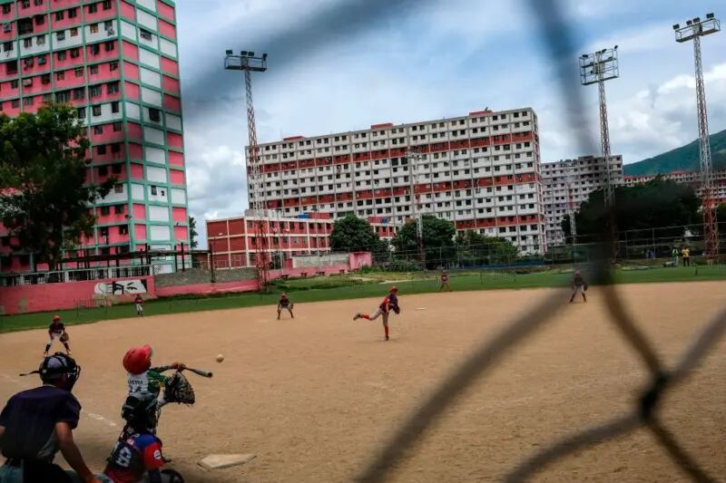 En la urbanización 23 de enero, Villanueva diseñó una pequeña ciudad con 9.176 apartamentos repartidos en 38 superbloques de 15 pisos y 42 edificios más pequeños