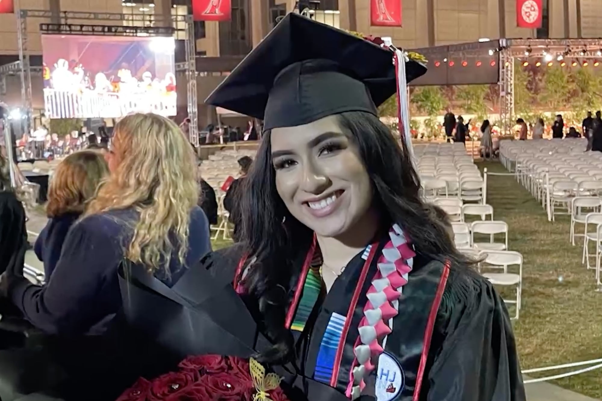 Es de origen mexicano y sus padres vendían tacos en las calles de Los Ángeles: hoy es la primera universitaria