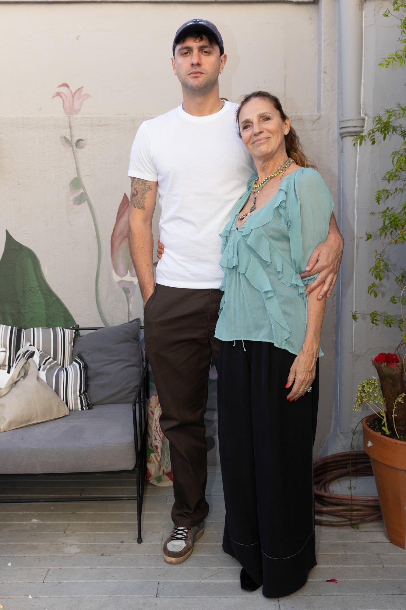 Ginette Reynal abrazada a su hijo Jerónimo Pando