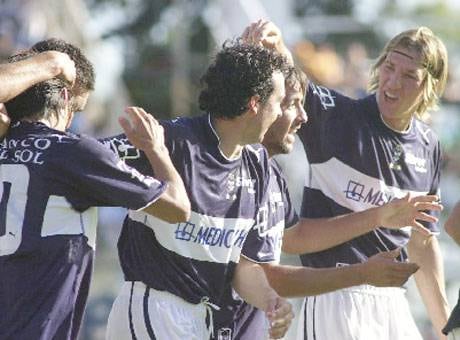 Jorge Cervera en pleno festejo de gol con Gonzalo Vargas y Esteban González