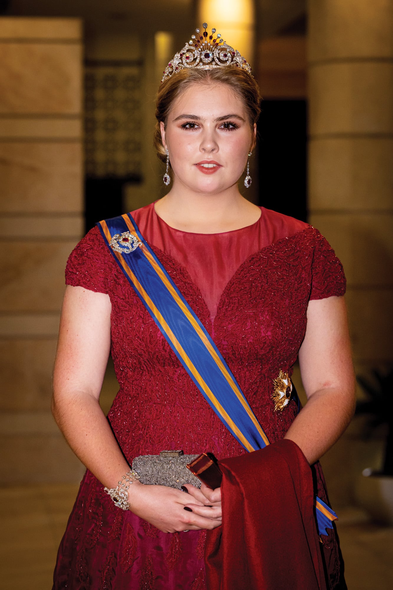 Para la boda de Hussein de Jordania y Rajwa Alseif, en junio de 2023, en Amán, Jordania, Amalia lució por primera vez una creación de
Jan Taminiau en rojo. Las joyas, de Mellerio, creadas en 1888 para la reina Emma de los Países Bajos