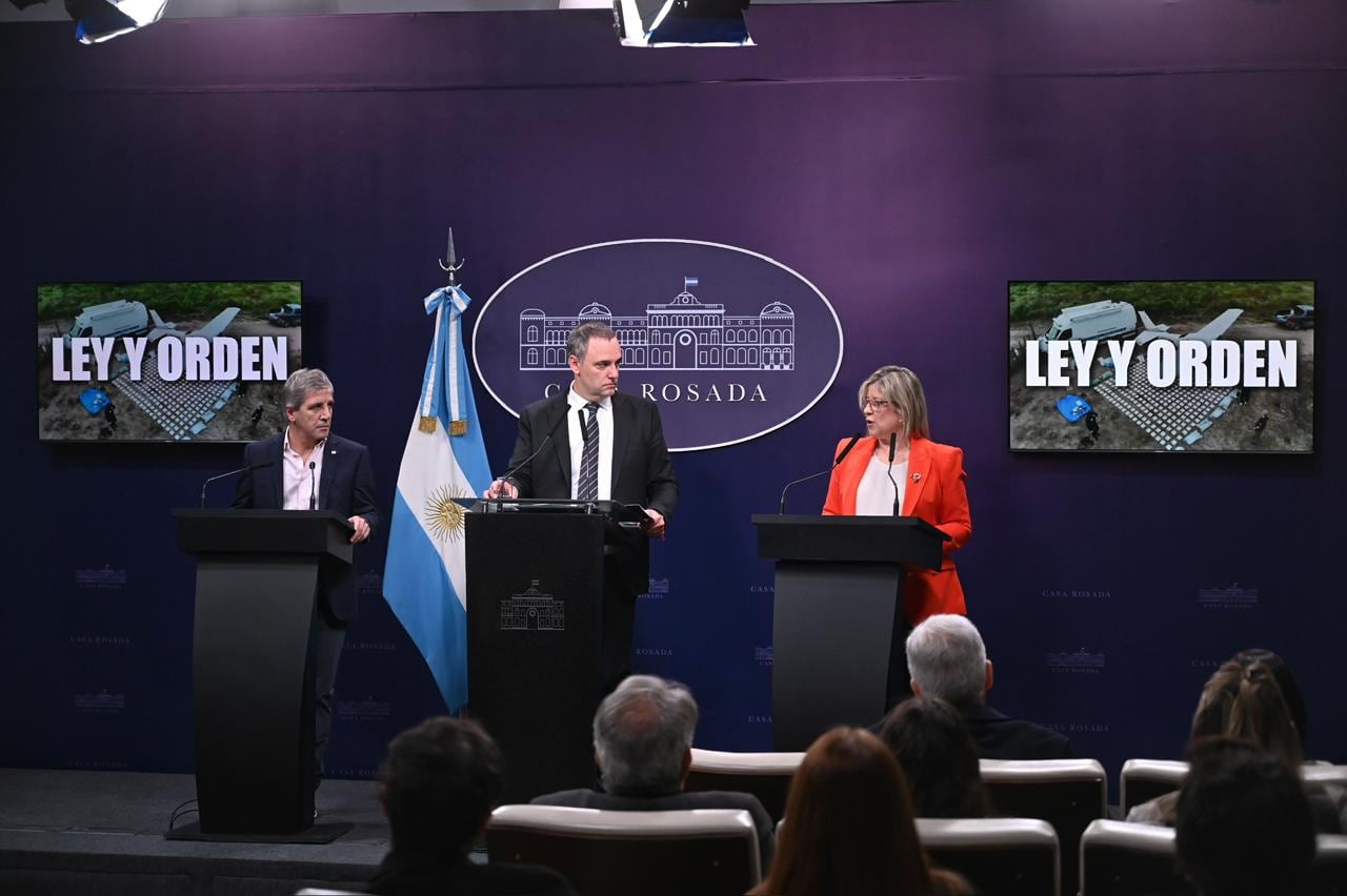 Adorni dio una conferencia de prensa sin alusiones a su situación judicial y Caputo se molestó por una pregunta
