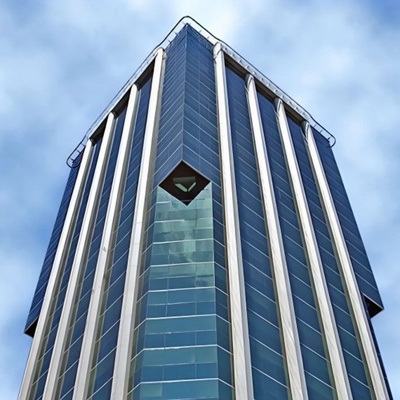 La torre Bouchard se encuentra sobre la calle Bouchard 557, frente a Plaza Roma, y a metros del estadio Luna Park