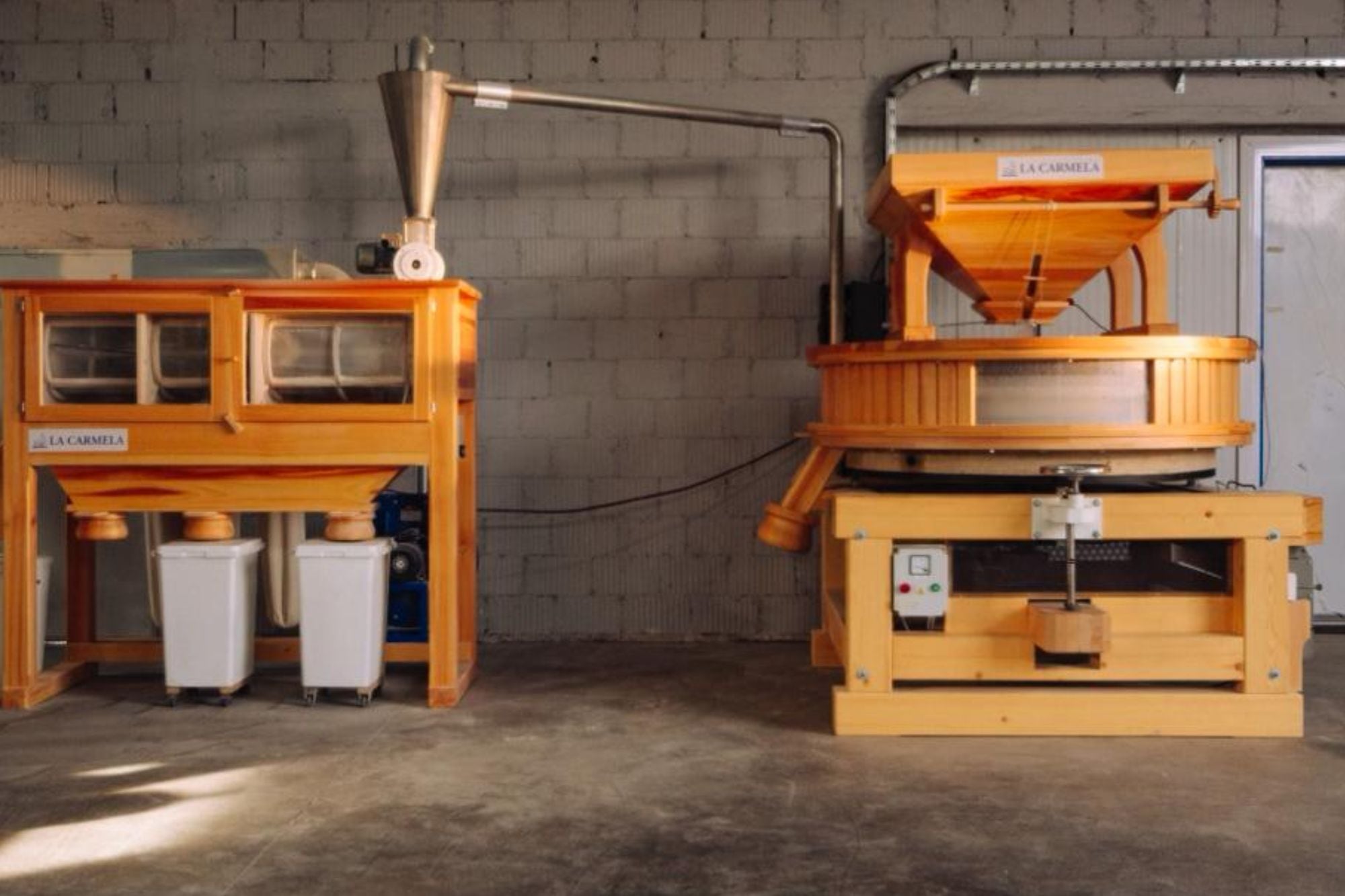 Matrimonio emprendedor: importaron un molino de piedra desde Austria y ya producen 17 toneladas por mes de superharinas