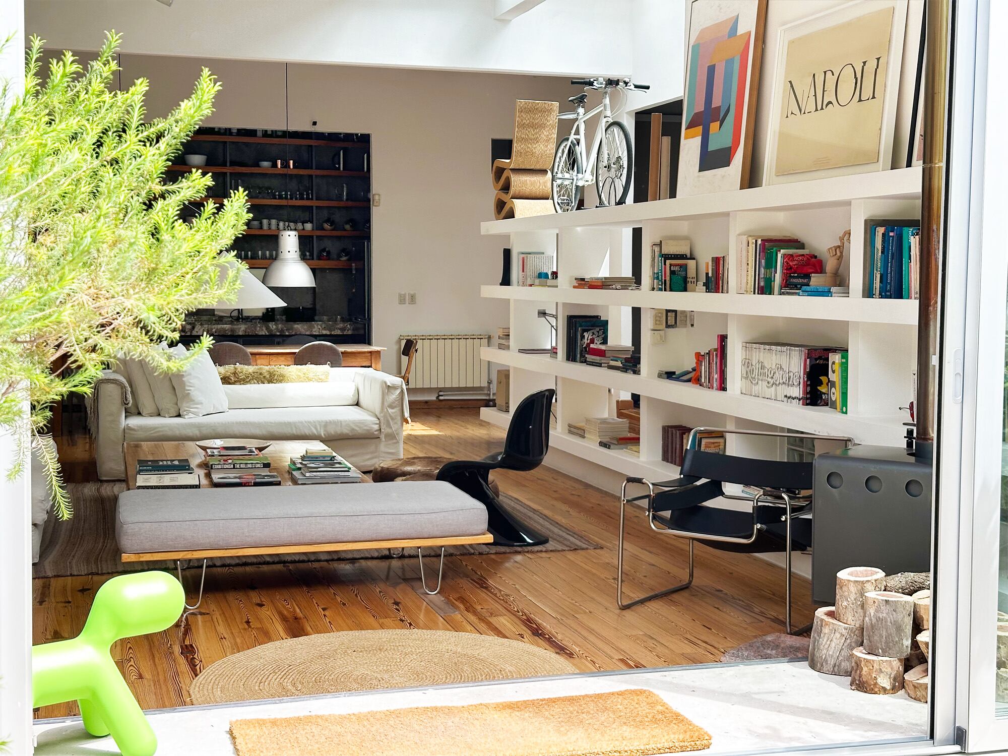 “En el ambiente integrado usé pino tea reciclada y blanco roto: los colores van mutando según se vayan leyendo libros, escuchando discos y viviendo la vida”, sintetiza Fileni, dando una excelente definición de lo que es el minimalismo cálido.