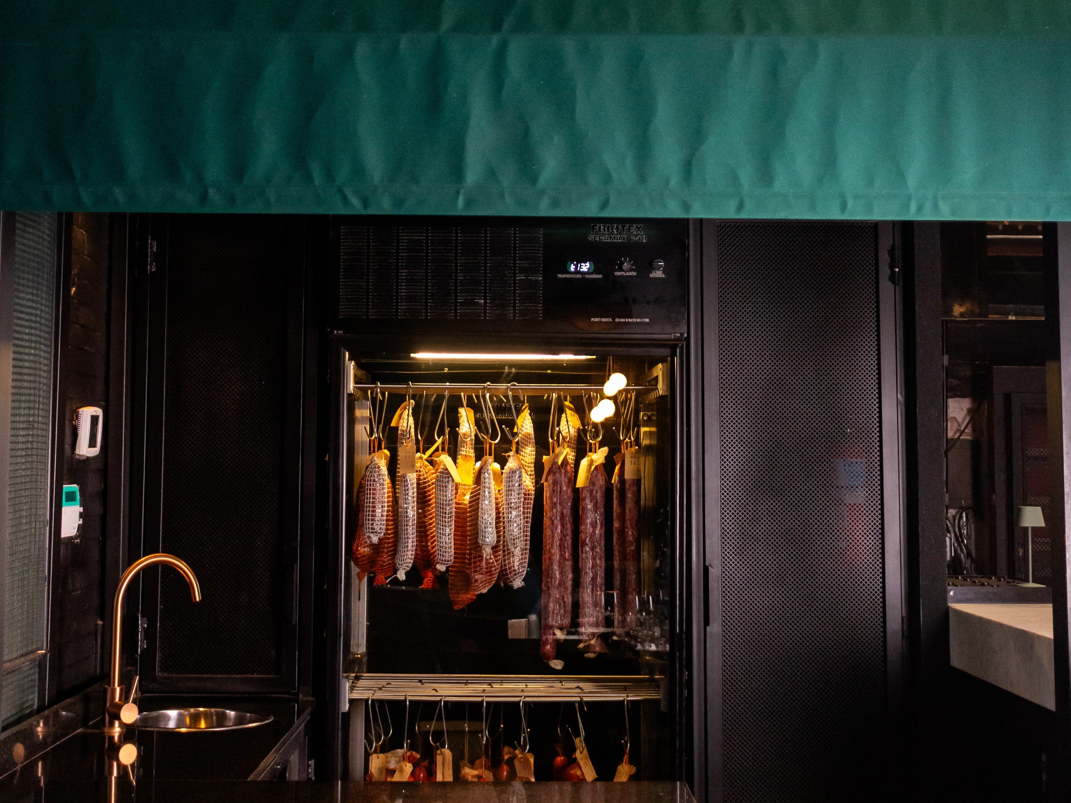 Dónde conseguir embutidos y quesos de primera en Buenos Aires 18 La charcutería incluye clásicos como el solomillo, el salame tipo Milán, el lomito ahumado, la spianatta, la bondiola, el matambre y bresaola