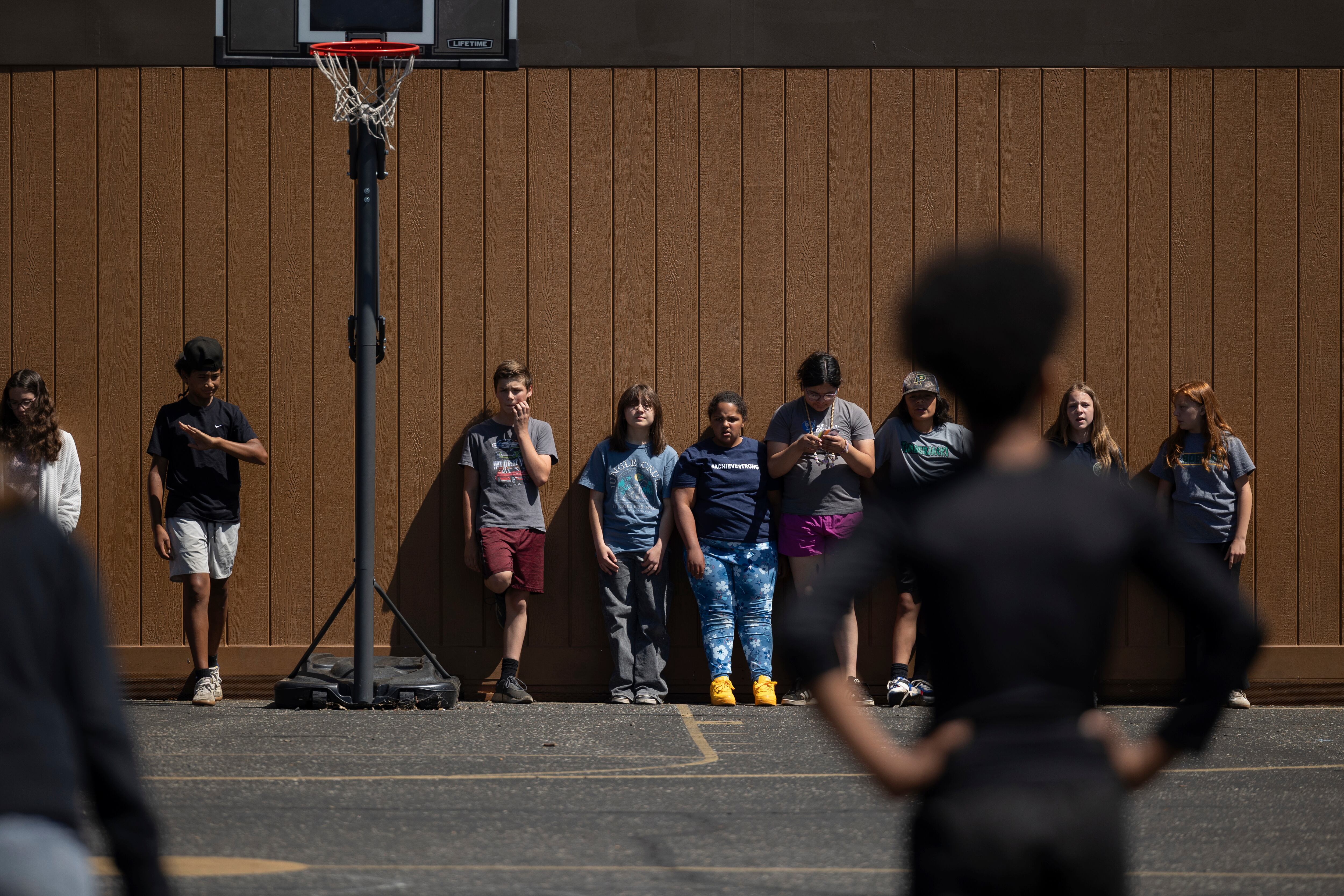 La AB 49, conocida como California Safe Haven Schools Act, establece a las escuelas públicas como zonas protegidas