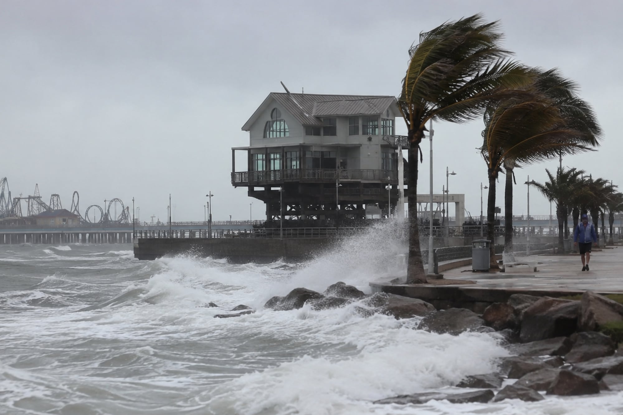 Confirmado en Texas hoy: hasta cuándo se extiende la declaración de peligro en playa y alerta de tormenta tropical