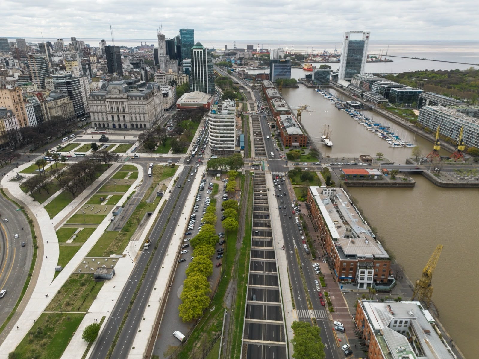 El Paseo del Bajo conecta las autopistas Illia, 25 de Mayo y Buenos Aires-La Plata, y desde noviembre habilitará el tránsito de autos durante las noches de los días hábiles
