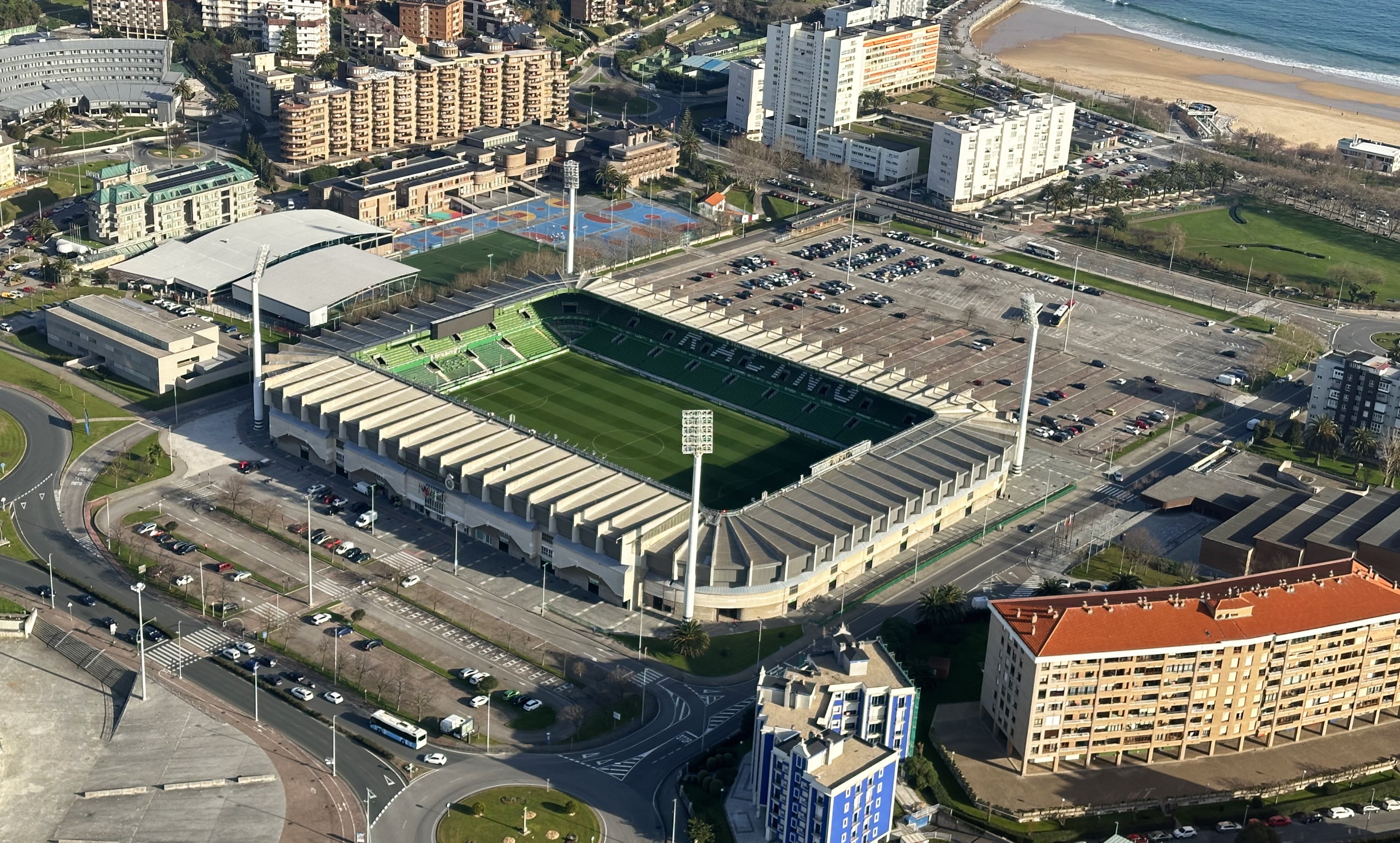 Campos del Sport del Sardinero, el estadio que utliza Real Racing Club de Santander desde 1988; allí está convenido que no se celebra los goles en el palco oficial, para no incomodar a los directivos visitantes, pero a veces Ceria no se contiene.