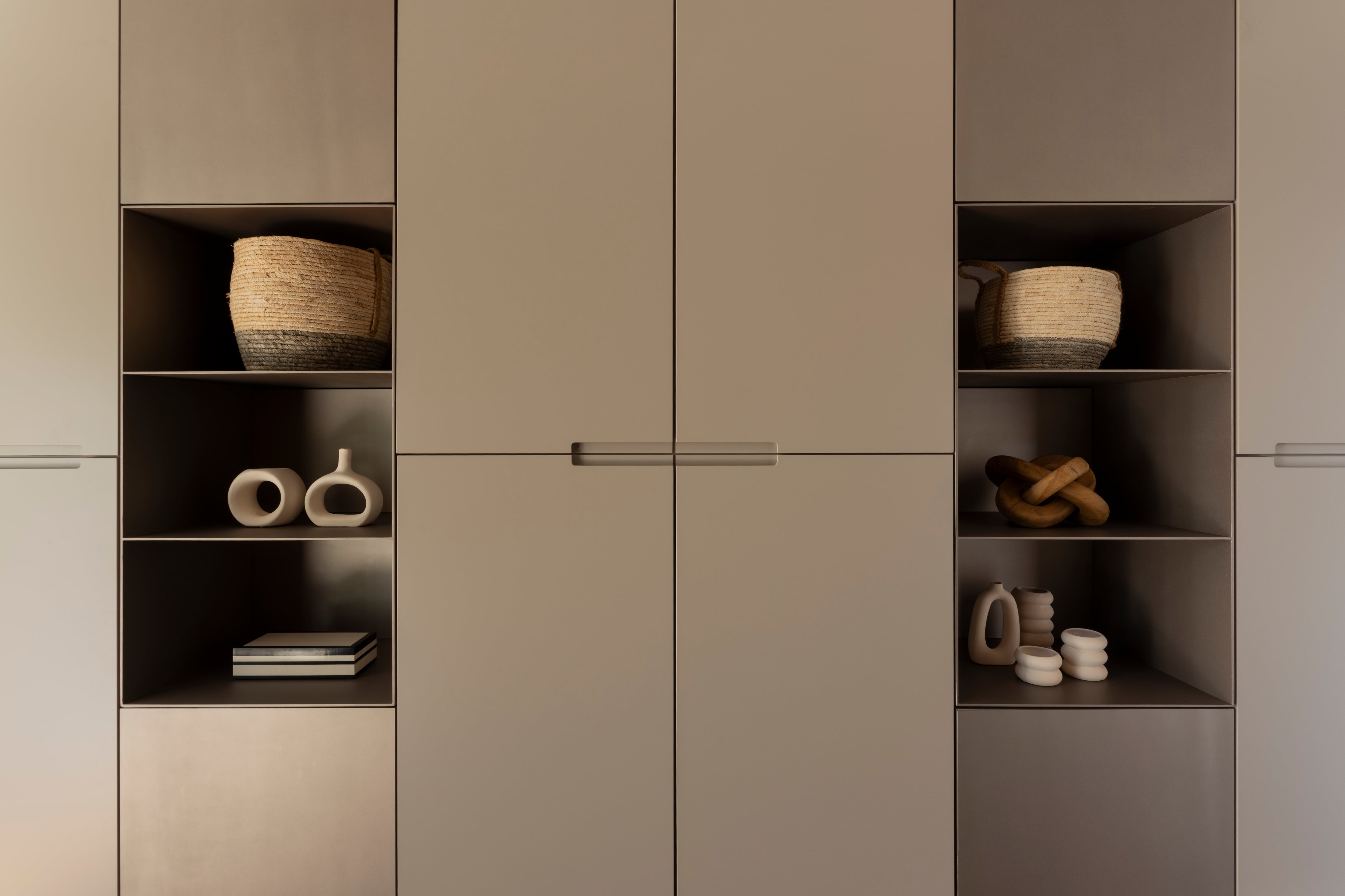 Convocaron al estudio que había hecho su casa para renovarla 10 años después 7 Este mueble (Margen por Fallone) es de madera laqueada (Sherwin-Williams) y chapa, para lograr espesores mínimos y una paleta sutil. La chapa también está pintada, con un brillo leve y efecto metalizado. Canastos y objetos de cerámica (A.Hus).