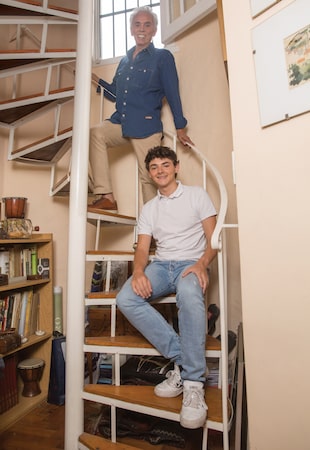 En la casona familiar de Vicente López, abuelo y nieto posan en la escalera que lleva al estudio. 