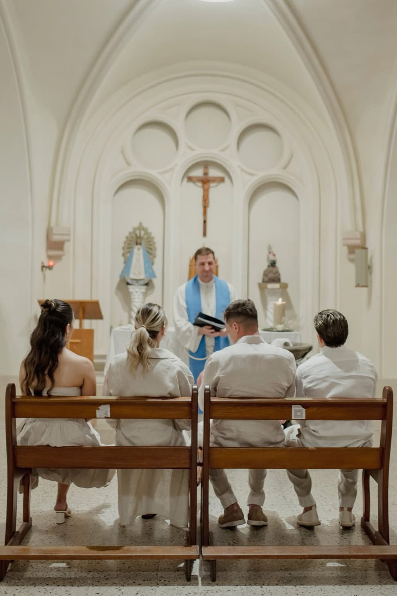 Los padres y los padrinos en plena ceremonia