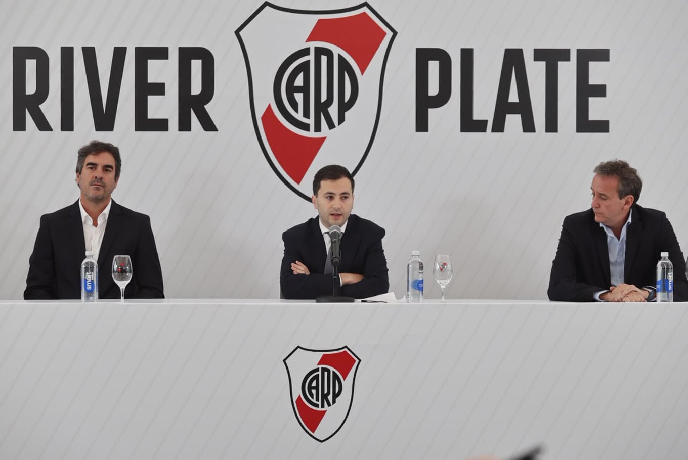 Di Carlo, el presidente de River, acompañado por Andrés Ballotta (vicepresidente 1°) e Ignacio Villarroel (vicepresidente 2°)