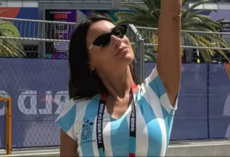 El impactante look de Pampita para el debut de la Argentina en el Mundial: corset celeste y blanco y short de jean