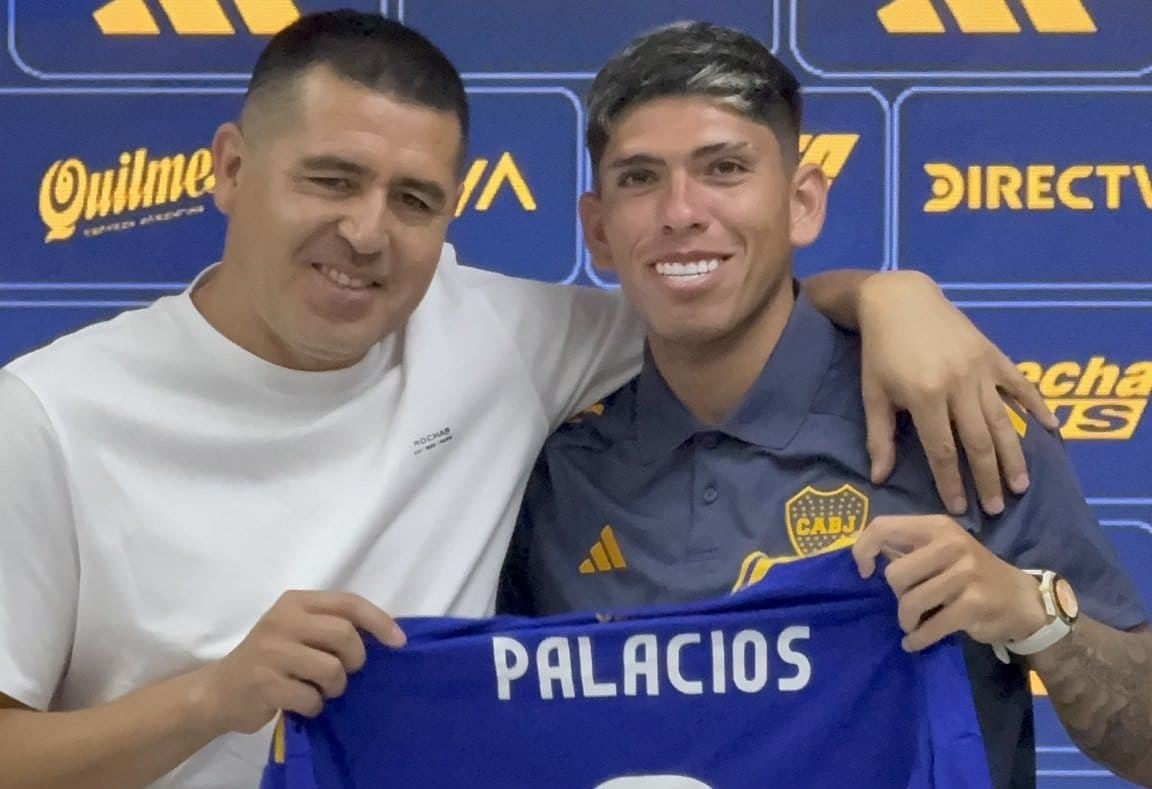 La presentación de Carlos Palacios en Boca, junto al presidente Juan Román Riquelme