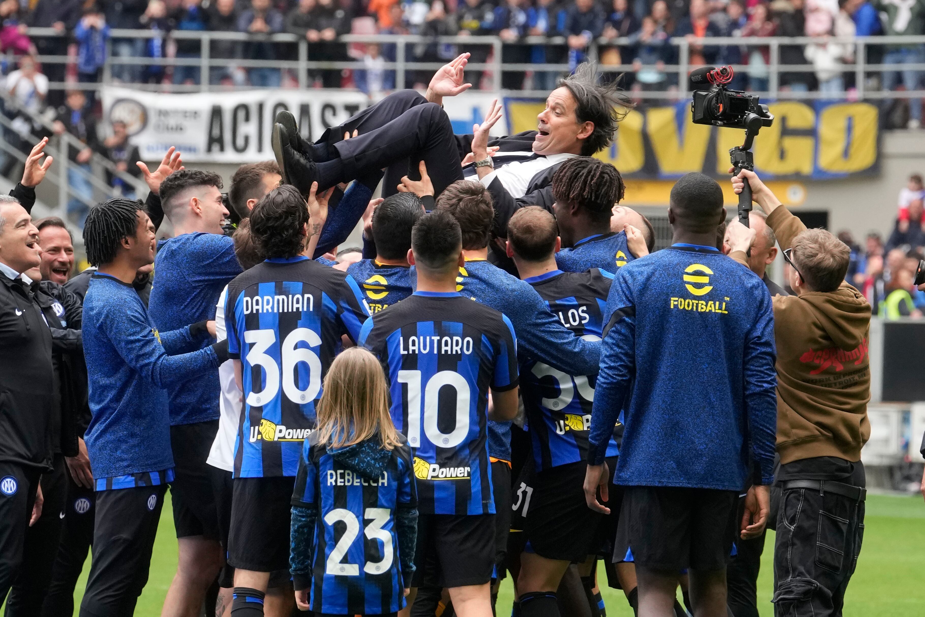 Simone Inzaghi, entrenador del Inter de Milán, es lanzado al aire por sus jugadores al final del partido de la Serie A entre el Inter y Torino en el estadio San Siro, en Milán, Italia, el domingo 28 de abril de 2024. El Inter de Milán aseguró hace una semana el título de la Serie A al superar al AC Milan. (AP Foto/Luca Bruno)