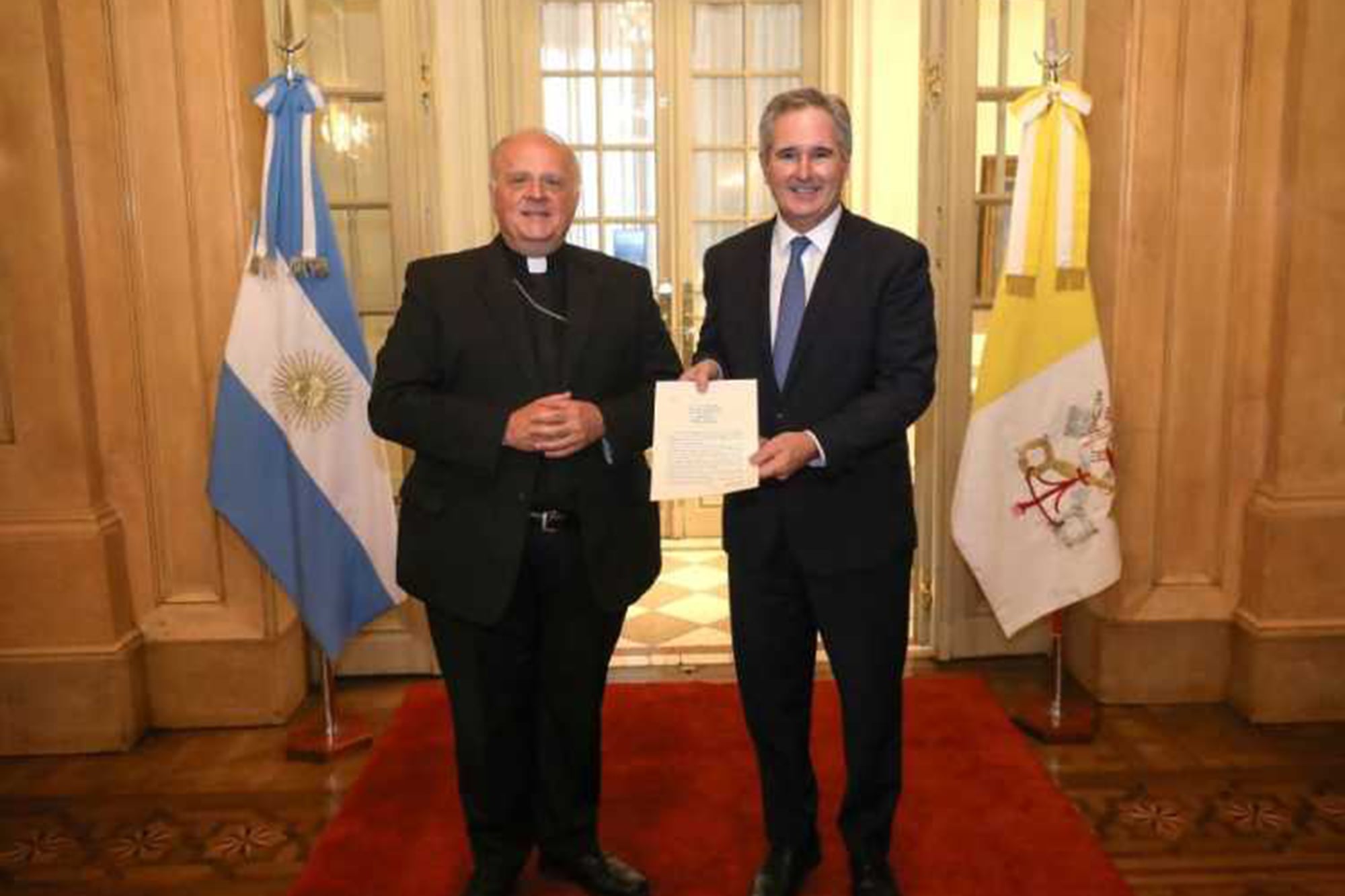 En un gesto de acercamiento, el nuevo nuncio apostólico fue recibido por el canciller Quirno