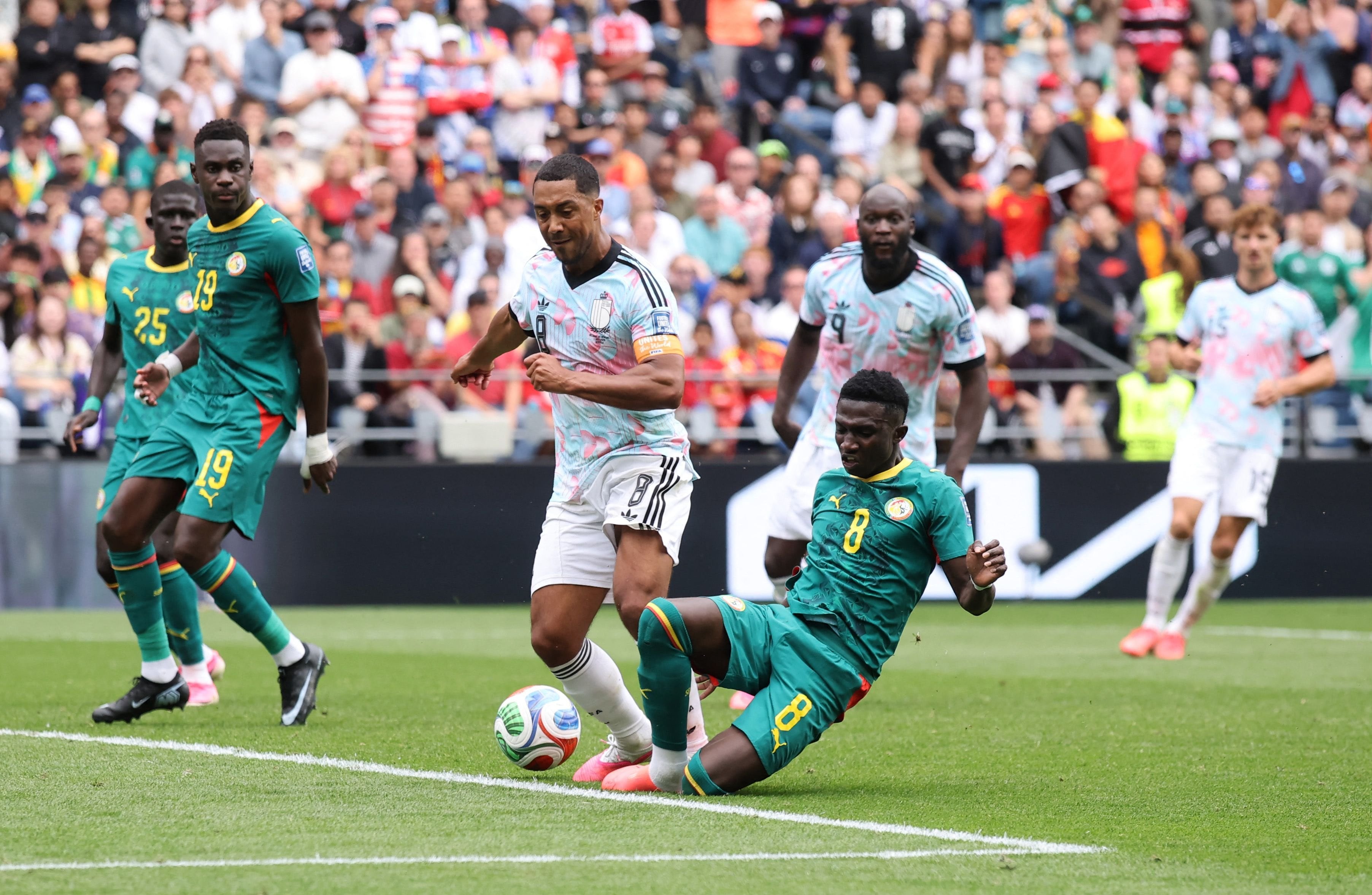 La acción que determinó el llamado del VAR y el penal que marcó el triunfo de Bélgica: Lamine Camara arrastra el pie de Youri Tielemans, según la observación del árbitro hondureño Saíd Martínez