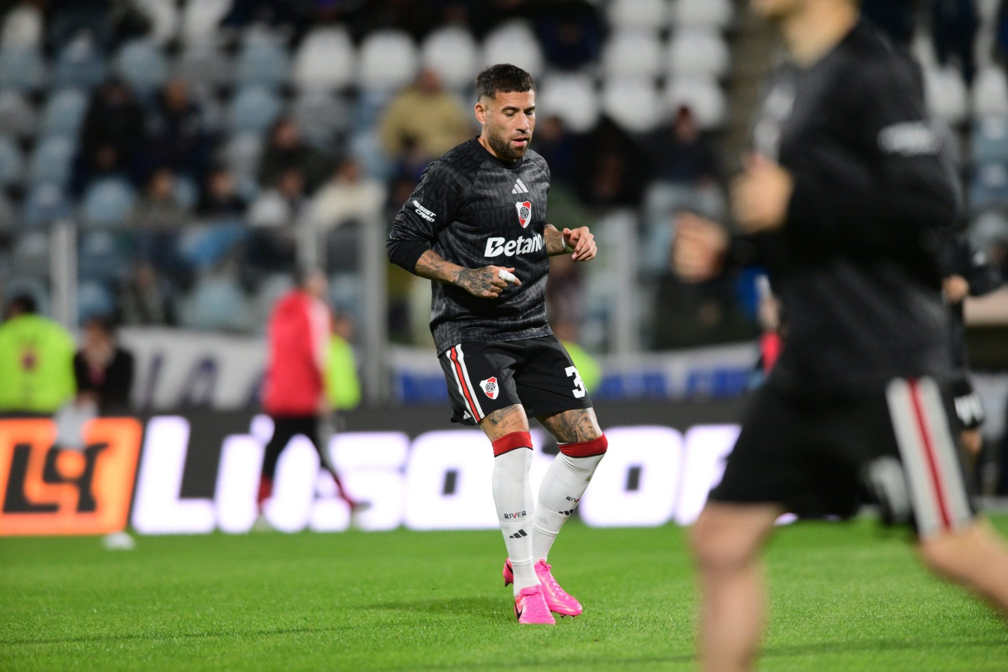 Gimnasia La Plata vs. River, en vivo por el Torneo Clausura: el minuto a minuto del partido 5 Nicolás Otamendi en la entrada en calor con River