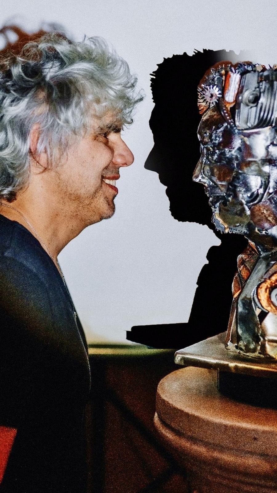 Hoy enseña escultura y soldadura a casi 70 alumnos por semana