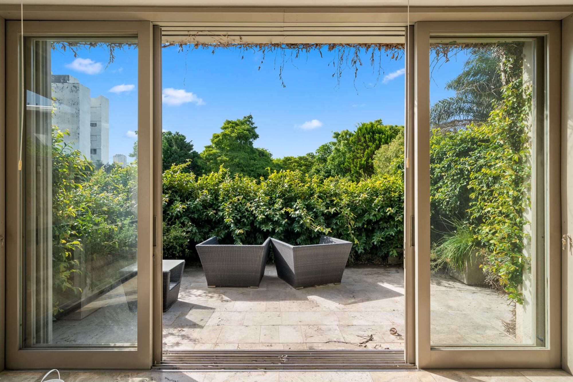 Una de las terrazas de la propiedad