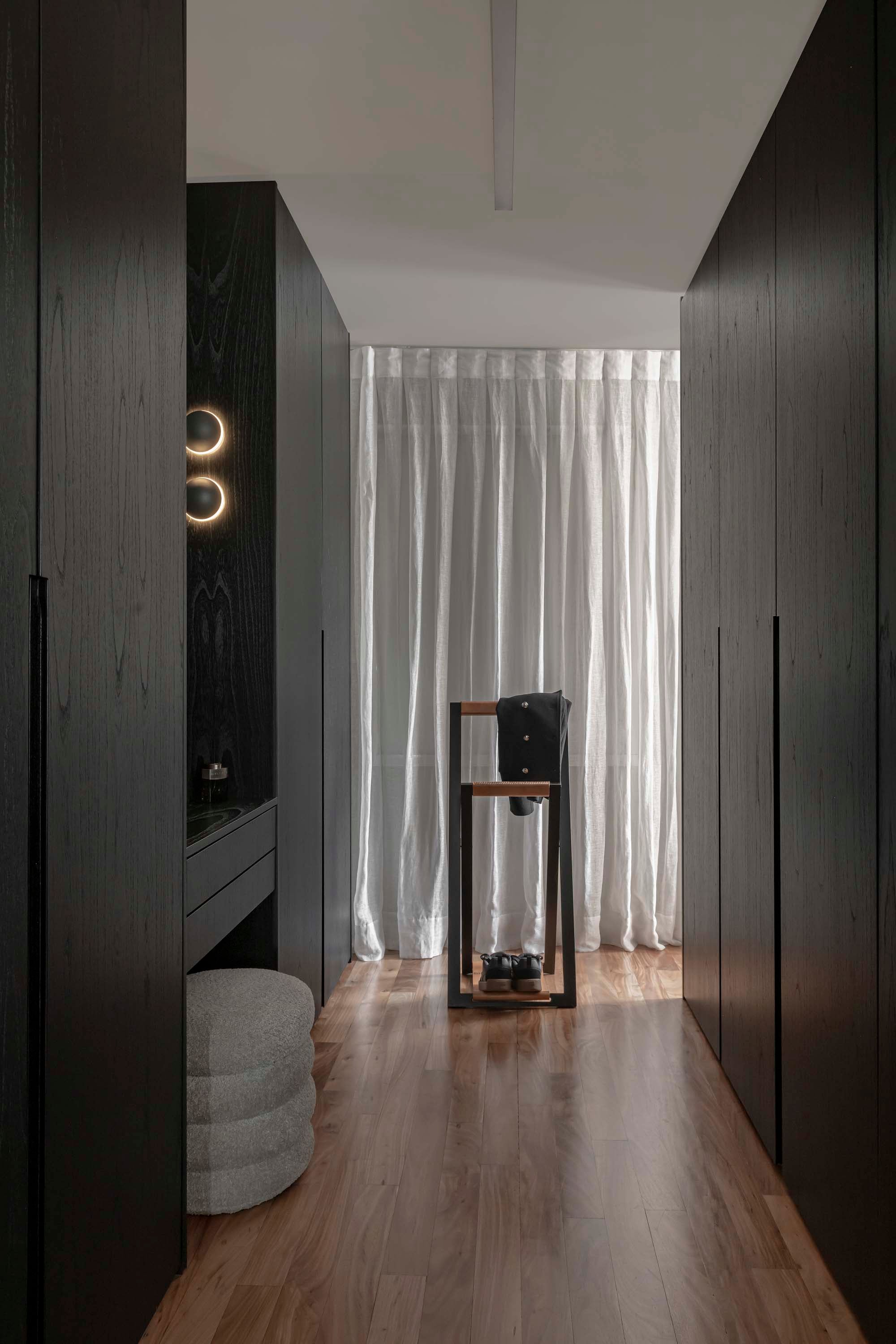 Cortina (Florencia Franchini). Percha Valet (Quintana Casa). Vestidor (diseño del Estudio y fabricación de Carpintería P&P). Banco (Landmark).
