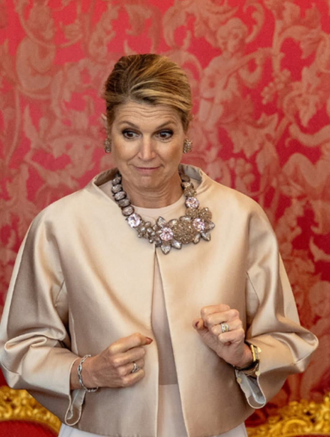 Para encabezar el evento en el Palacio, Máxima lució un conjunto de pantalón y chaqueta color rosa con un collar de flores hecho de diamantes (Foto: Instagram @queenmaximaloveandnetherlands)