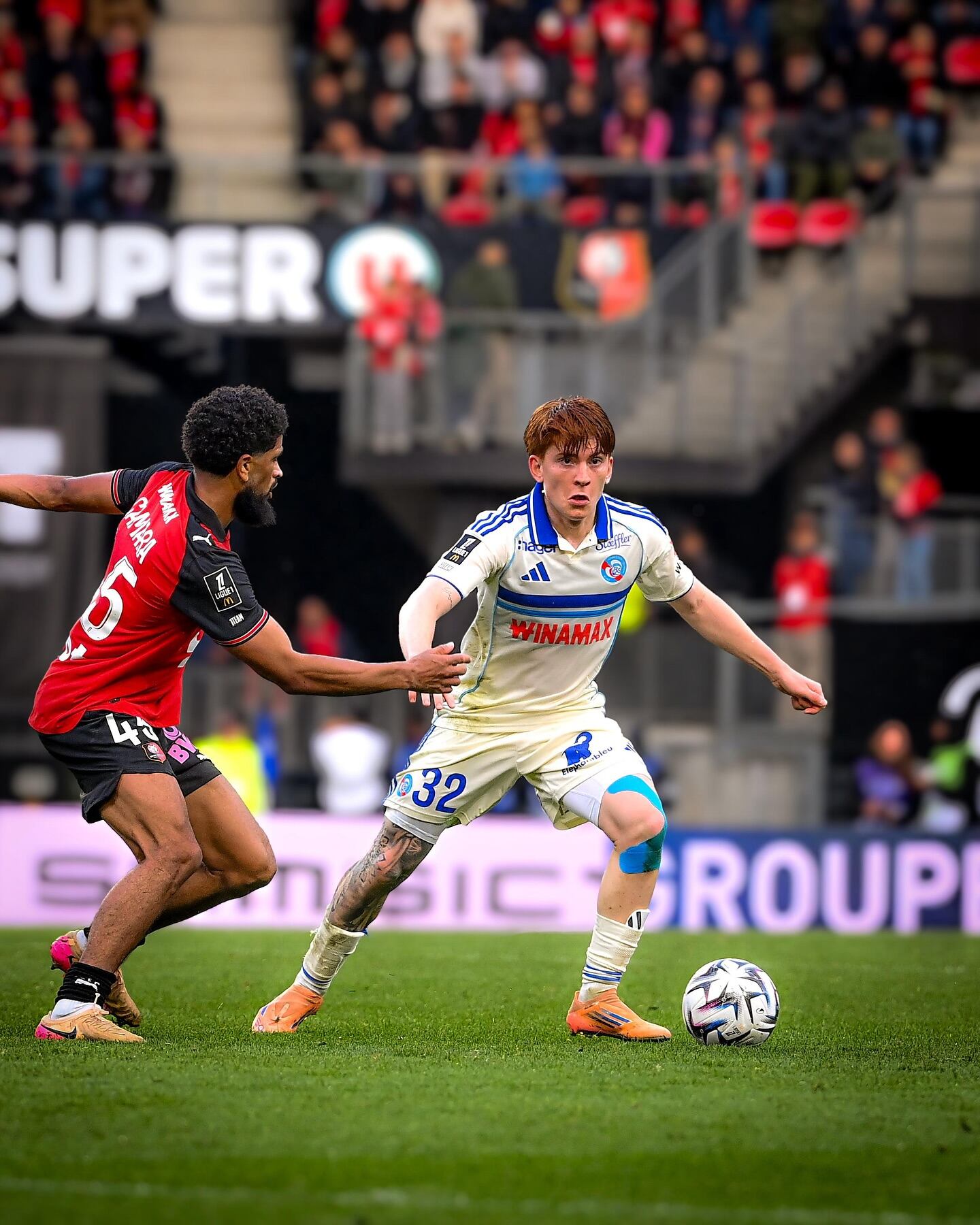 El pelirrojo polifuncional llegó a Francia a relanzar su carrera y hoy es figura en el Racing de Estrasburgo; acumula un gol y cuatro asistencias en 26 partidos.