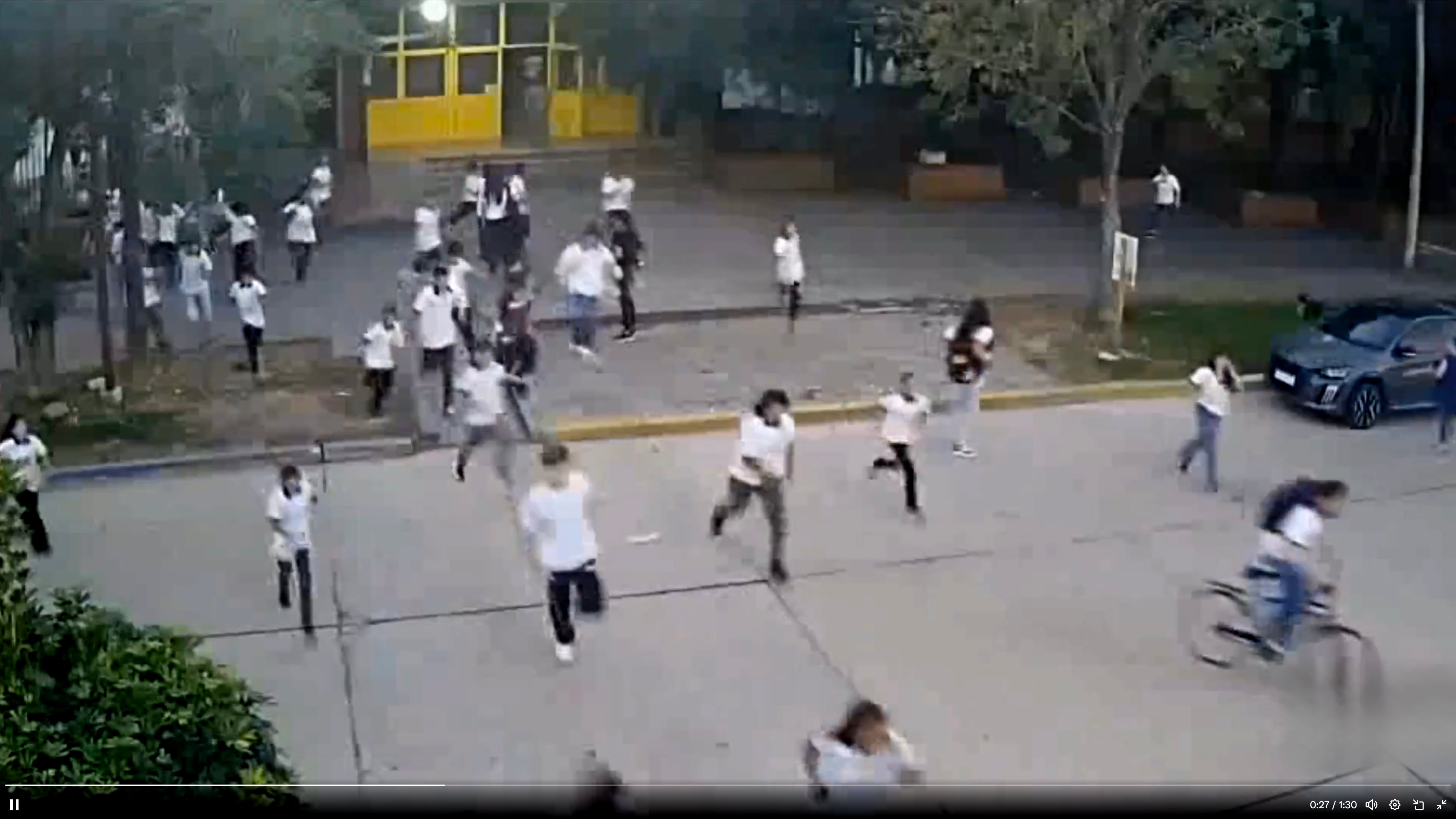 Los alumnos salieron corriendo de la institución al escuchar los disparos