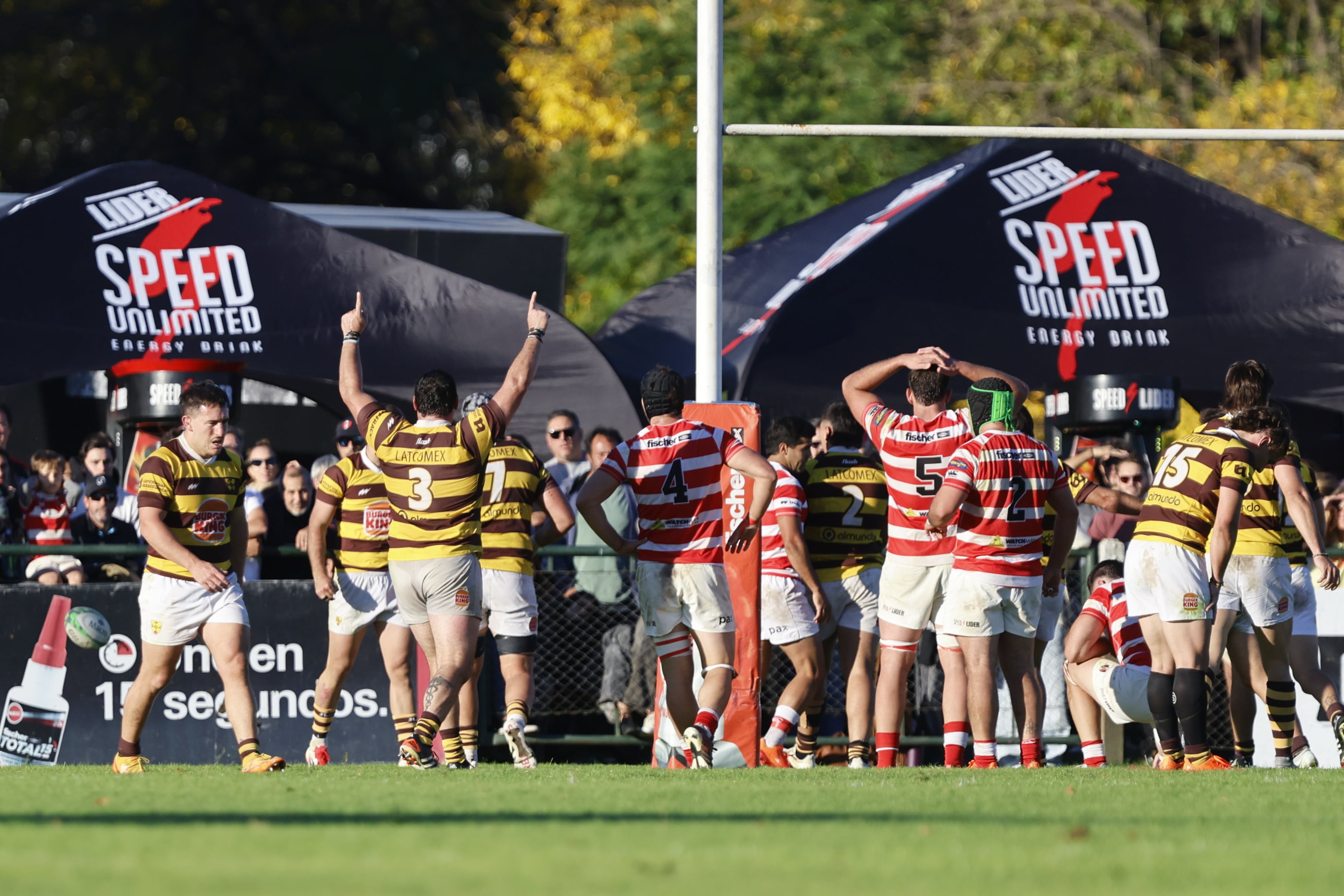 Los jugadores de Belgrano festejan y los de Alumni se lamentan: el campeón del 2024 perdió en Tortuguitas
