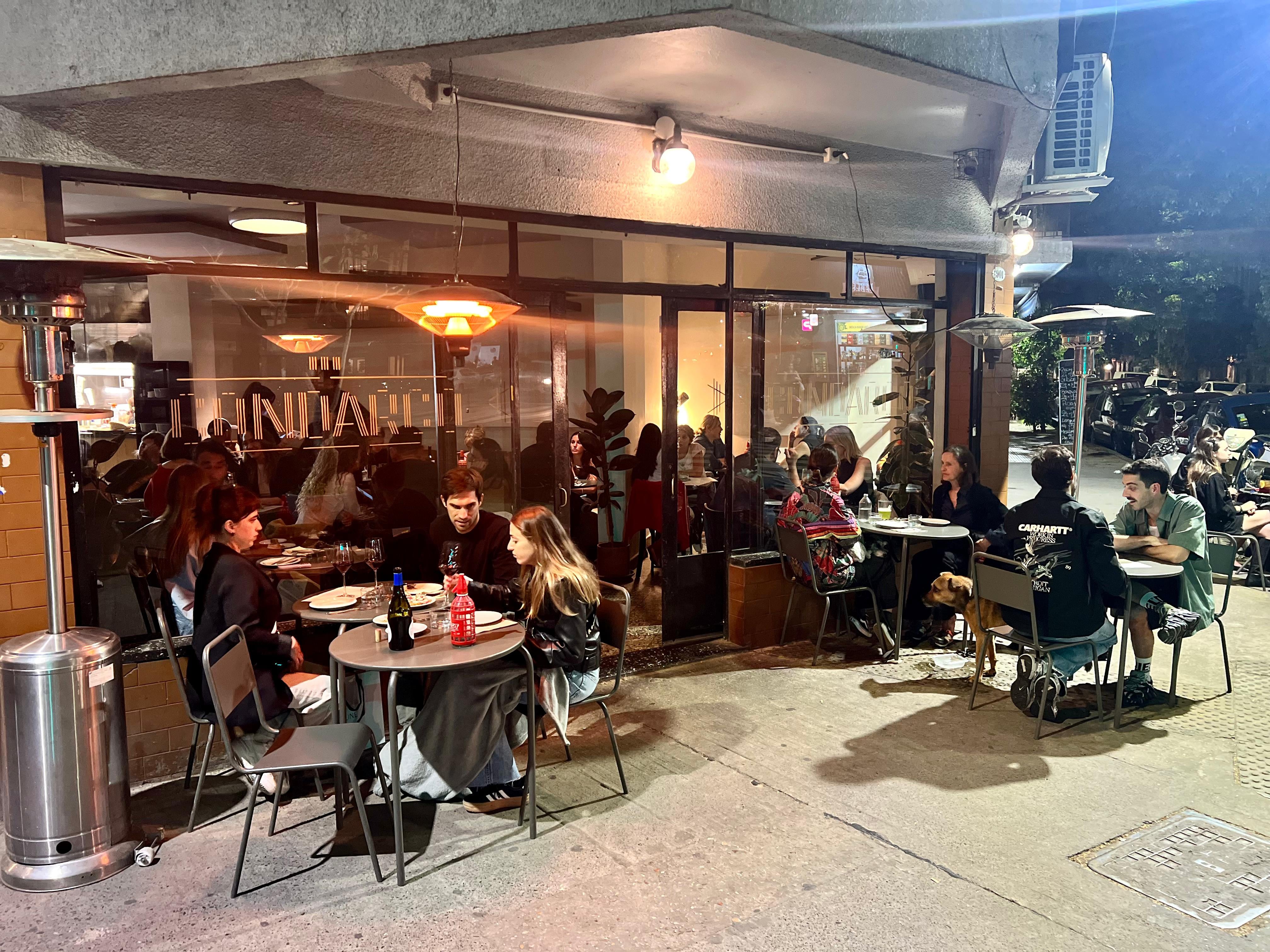 Fue productor de televisión, cocinaba para amigos y una noche, un local destruido lo flechó: “La esquina me pareció perfecta para restaurante”