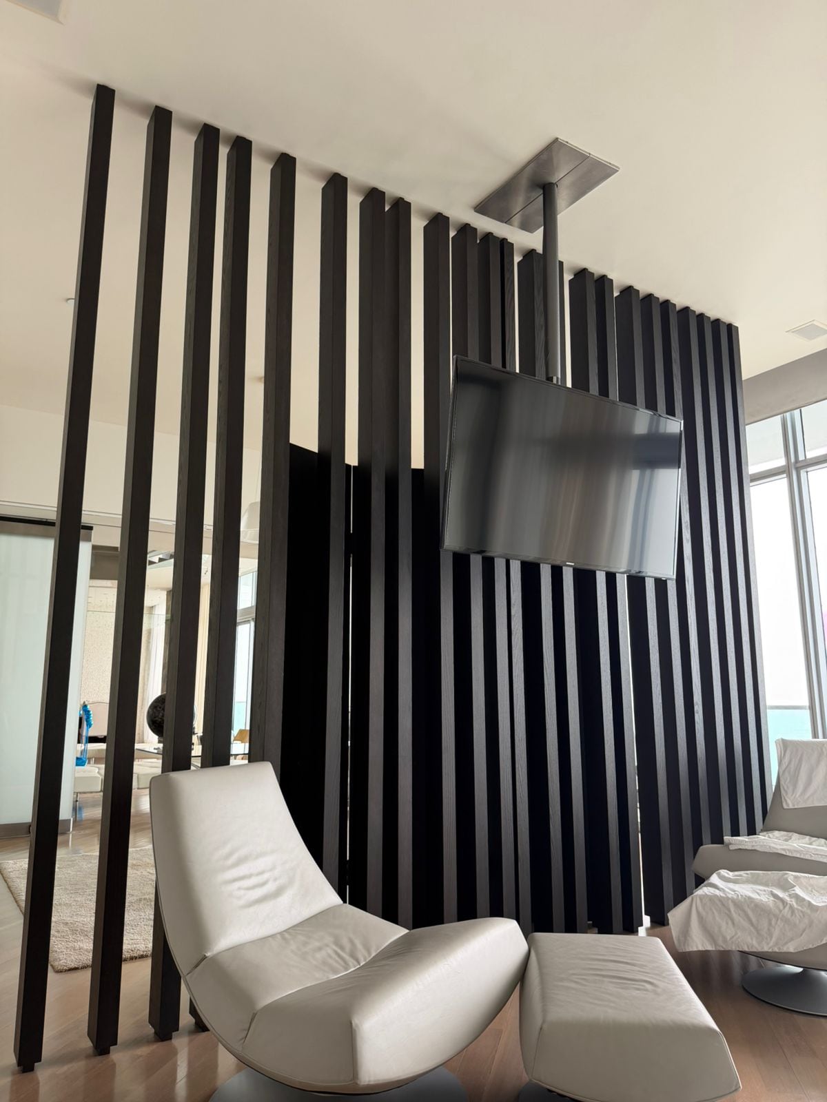 Estas maderas verticales colocadas a distintas distancias representan las notas musicales