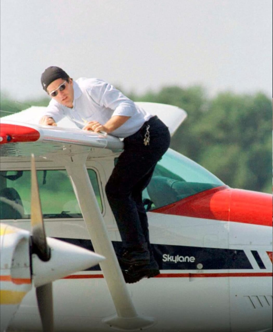 John F. Kennedy Jr. y su avión Cessna antes de partir hacia Hyannis Sport en 1998