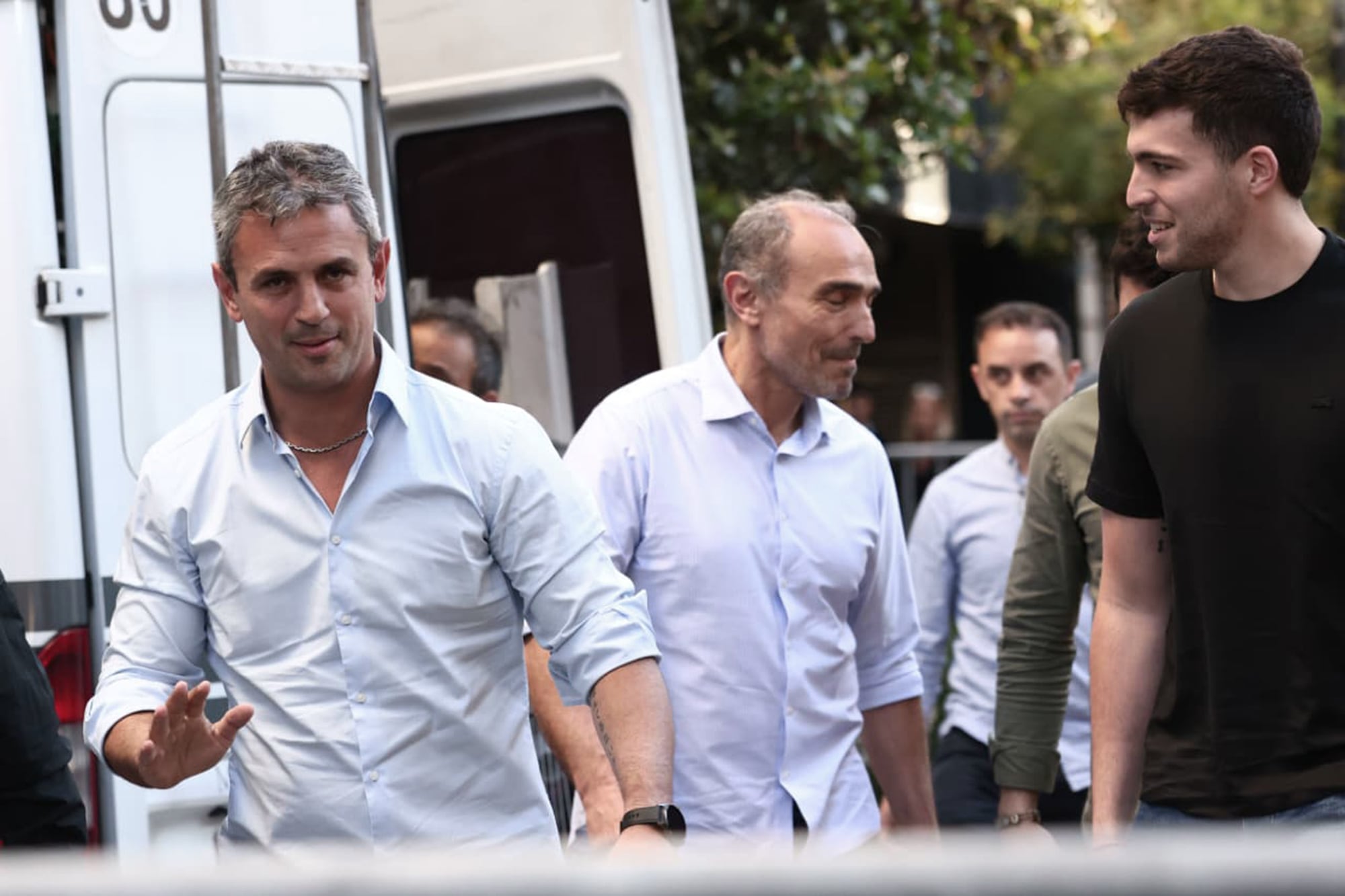 Tensa calma y expectativa en el búnker libertario: la mesa política ya analiza los primeros boca de urna 8 Martín, Eduardo y Sharif Menem, al ingresar al Hotel Libertador