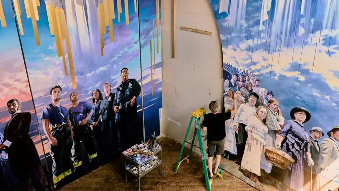 Adam Cvijanovic cuando pintaba el mural de la Catedral de San Patricio (Instagram @newyorkacademyofart)