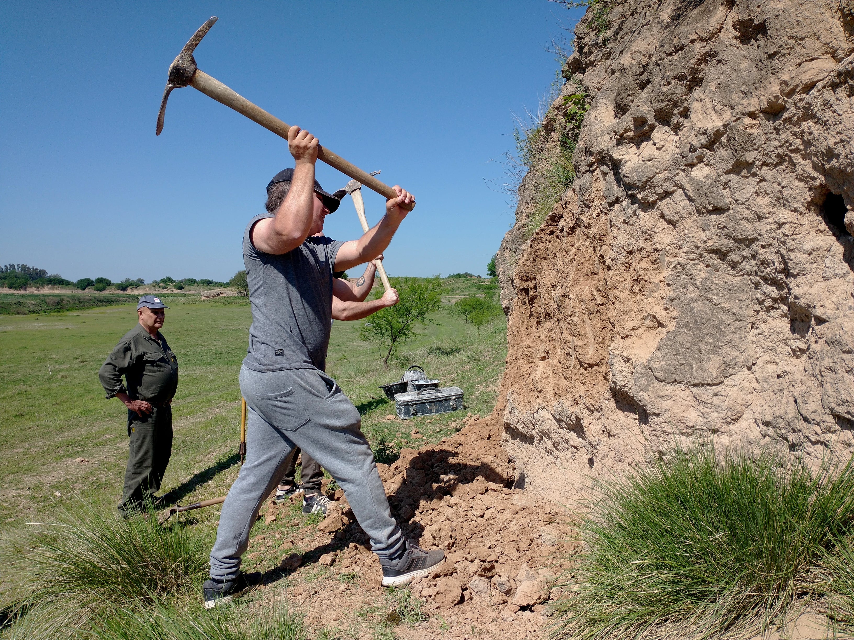 El equipo de expedición mientras retiraba los restos fósiles del armadillo