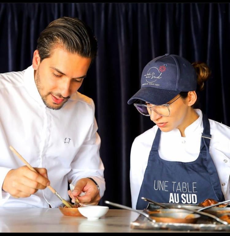 Ludovic Turac, el dueño del restaurante Une Table au Sud con Bárbara