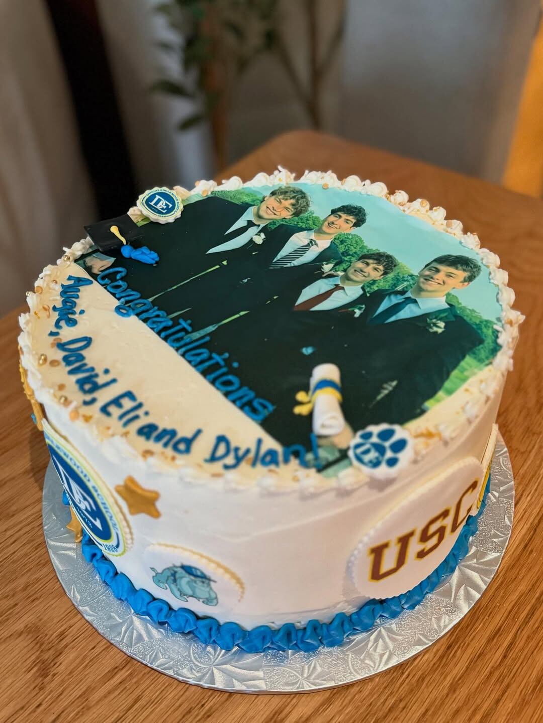 La torta que prepararon para celebrar la graduación de Agustin James Pinault