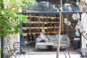 Intimidad y buena iluminación, las claves de un espacio donde reinan los libros