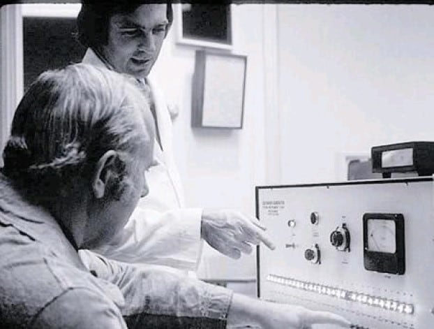 Zimbardo se basó en el experimento de Milgram que buscaba entender los crímenes del nazismo
