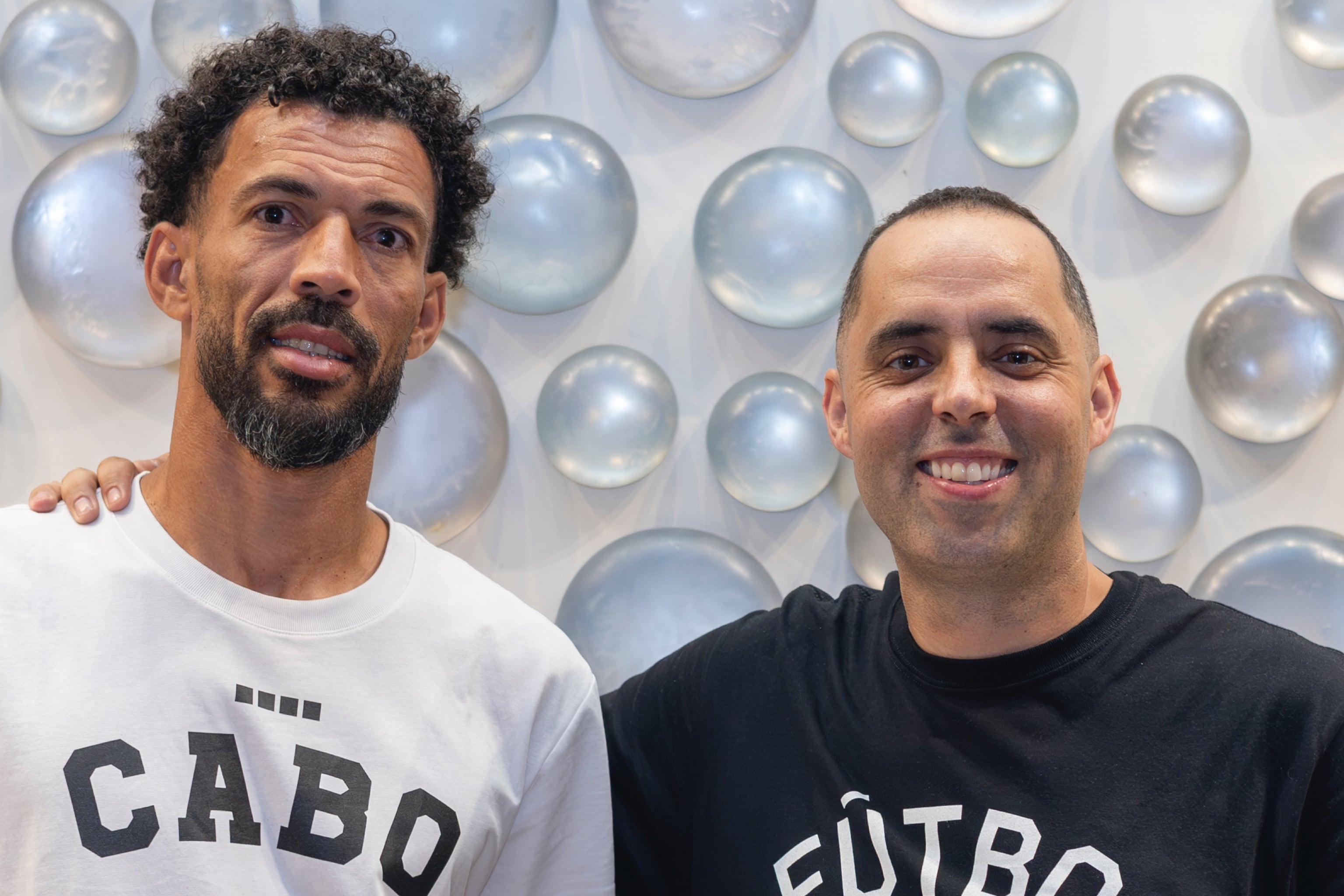 El argentino que pasó de dormir en un auto a diseñar los botines de la gran revelación del Mundial.