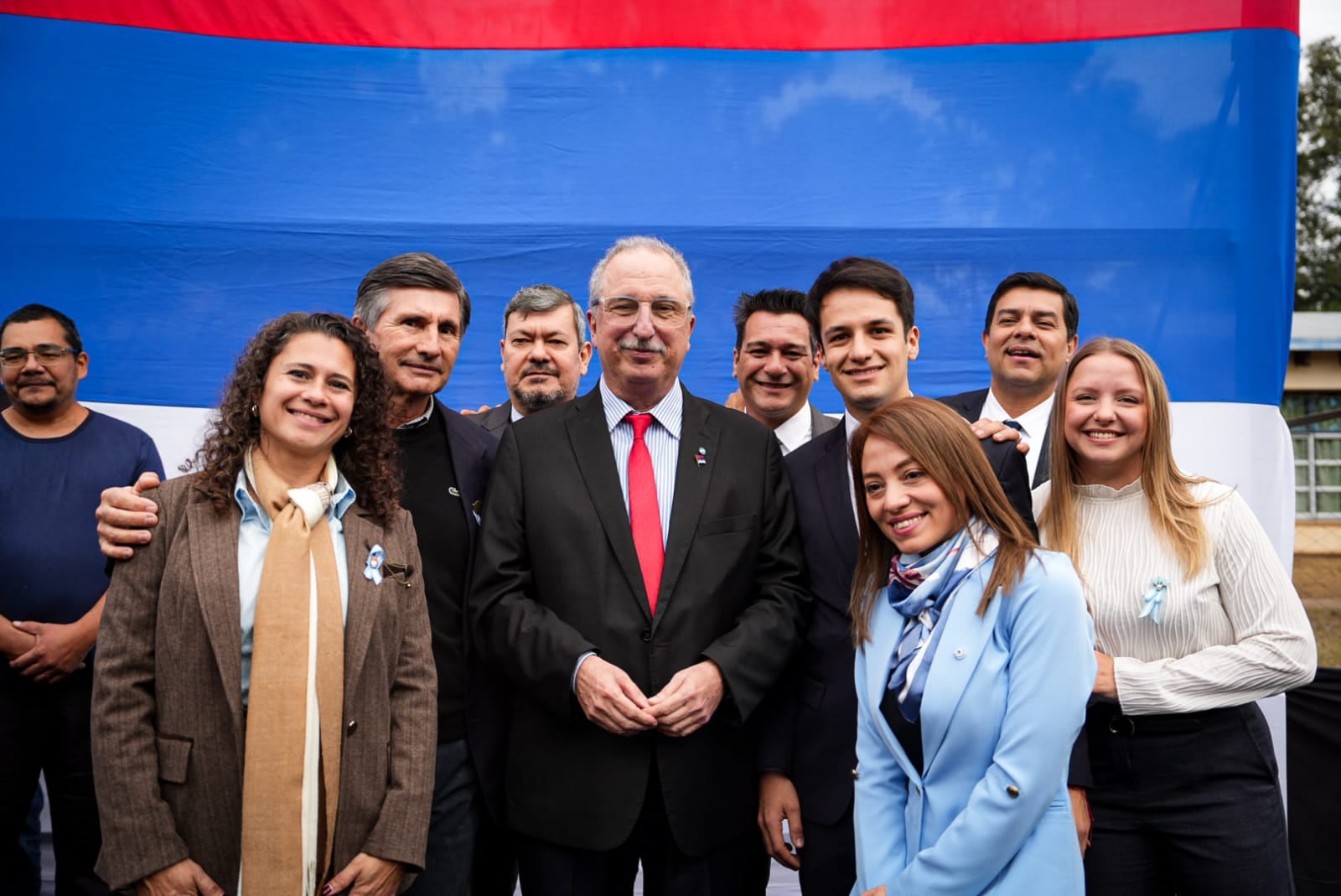 Passalacqua con siete diputados provinciales que le deben su puesto a Carlos Rovira, en el acto por el 9 de Julio. La dirigencia misionera olfatea el cambio de guardia en el poder y acelera su traspaso.