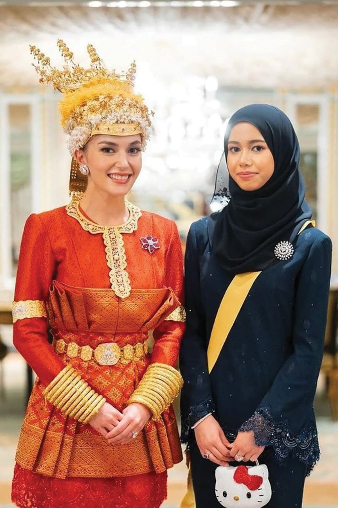 La menor de los doce hijos de Hassanal Bolkiah tiene una colección fabulosa de carteras que incluye desde una muy lúdica Judith Leiber, modelo Hello Kitty, en cuero de novillo y cristales (aquí posa con su cuñada, la princesa Anisha)