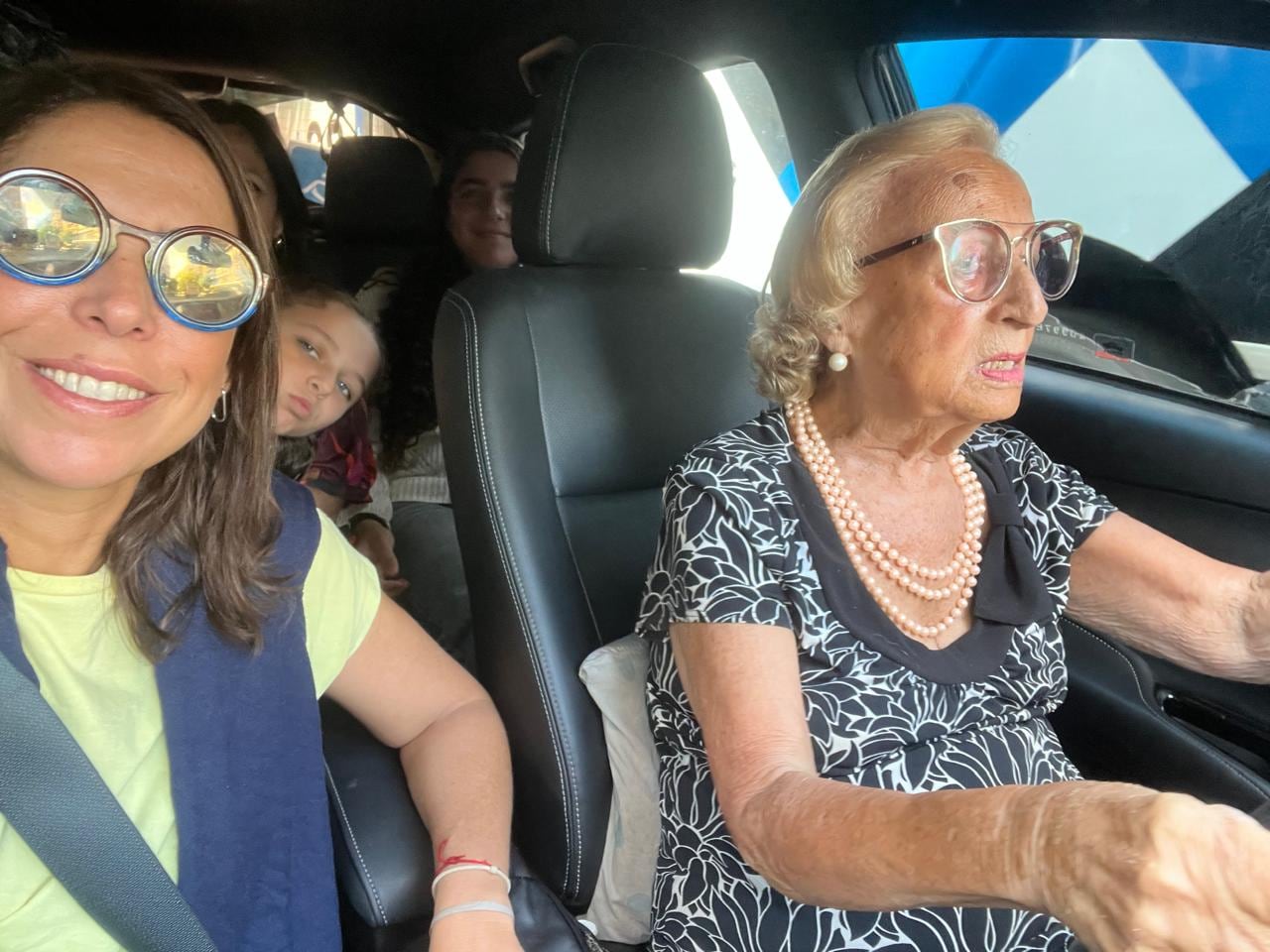 Marta junto a su nieta Fernanda y su bisnieta