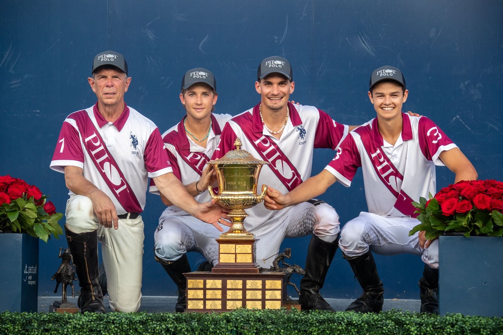 Curtis Pilot, Mackenzie Weisz, Castagnola y Lorenzo Chavanne con la Copa de Oro de la USPA; el patrón y Camilo tienen una comunicación limitada por no hablar el idioma del otro, pero eso no afectó el rendimiento del equipo.